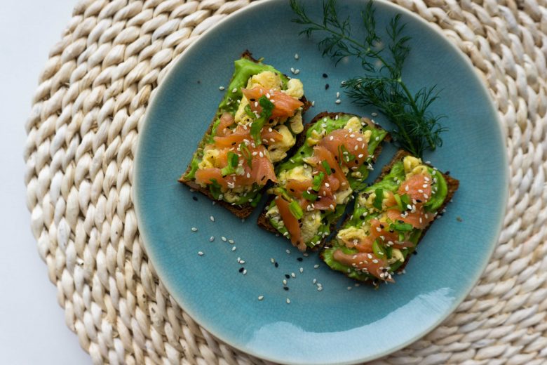 Sumuštiniai su lašiša, kiaušiniu ir guacamole